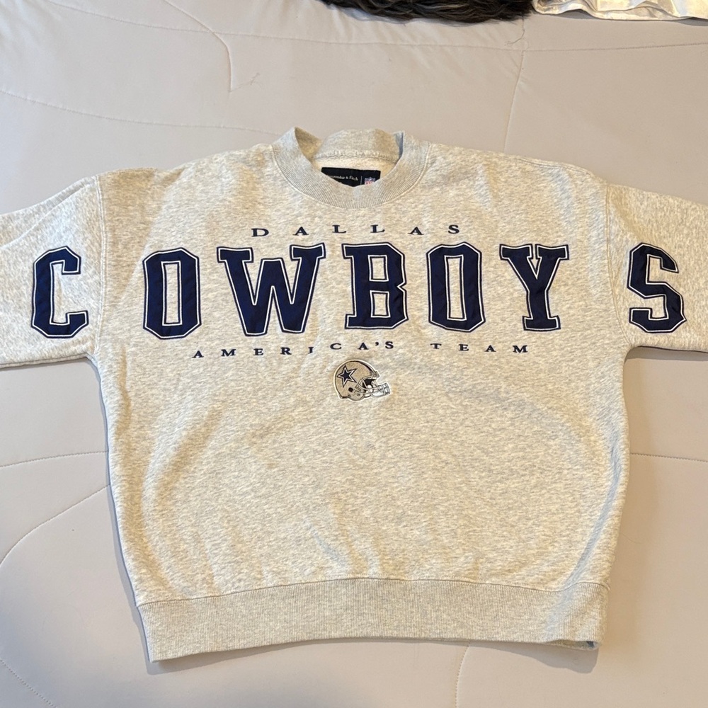 Abercrombie and fitch NFL Dallas Cowboys Gray Spell out sweatshirt - size small